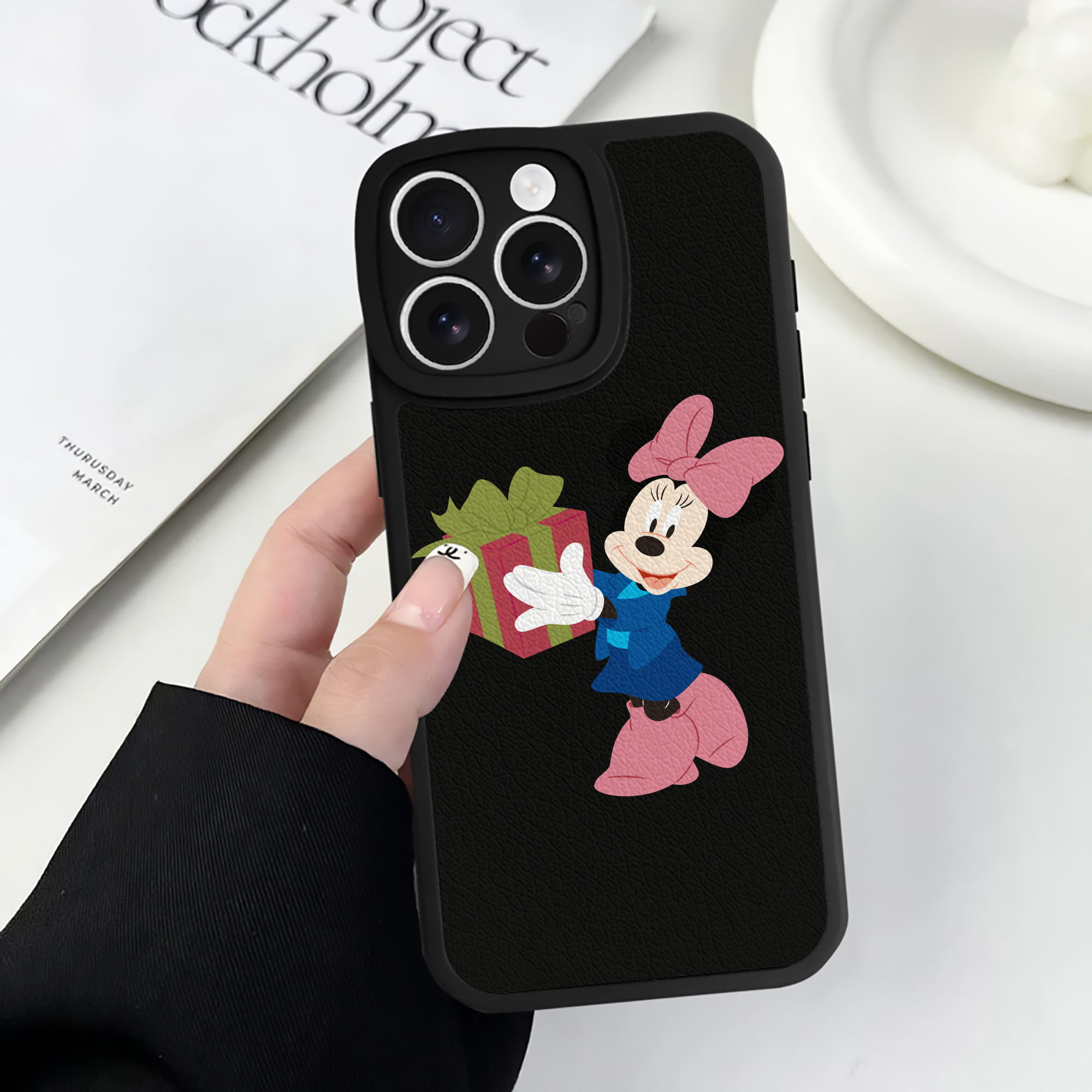 （画像用） ミッキーマウス Mickey Mouse 【iPhone 16シリーズ対応】シリコンスマホケース（レザー調） 材質：シリコン